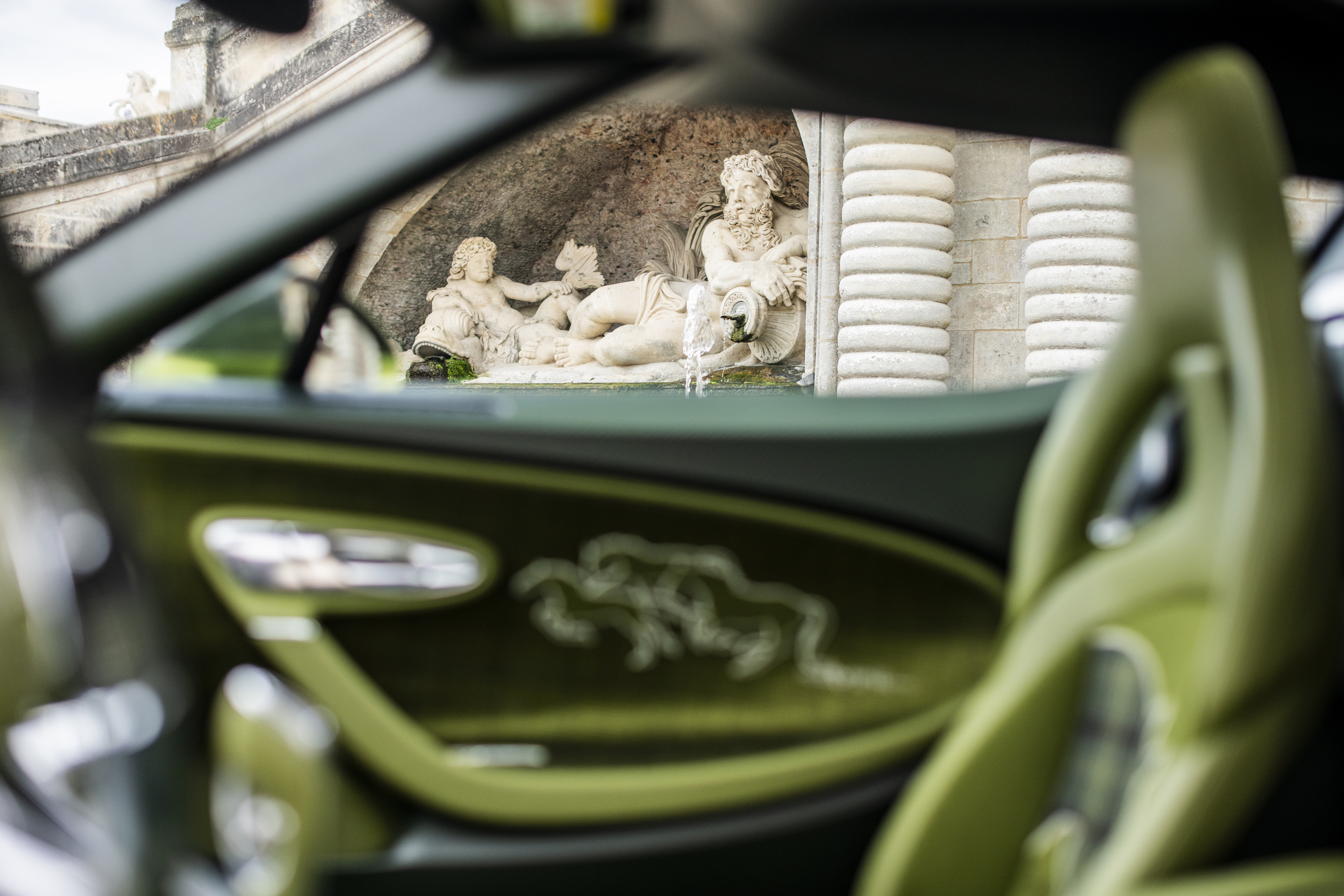 The Bugatti Brouillard reveals itself against the majestic backdrop of the Château de Chantilly, a landmark of French elegance. From its silhouette to its interior, every detail reflects its owner’s personal vision and Bugatti’s craftsmanship.